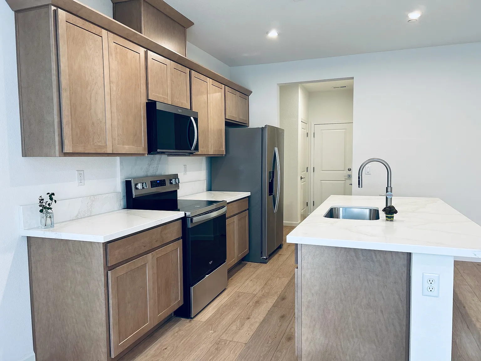 3 bed, 2.5 bath, 1833 sqft, $3,550 — Photo 3