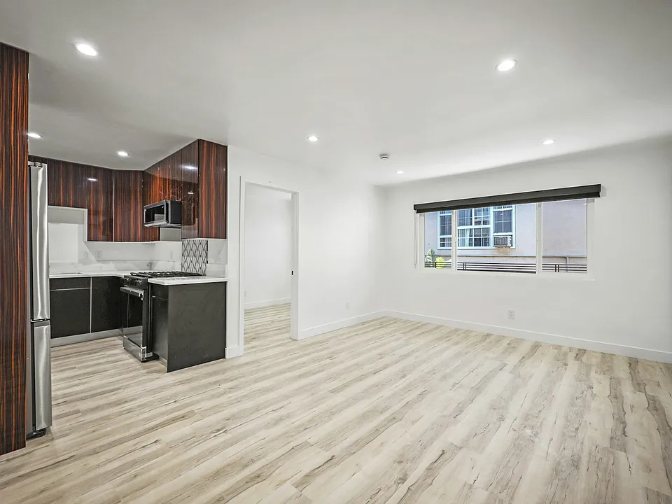 111 Normandie Ave #9