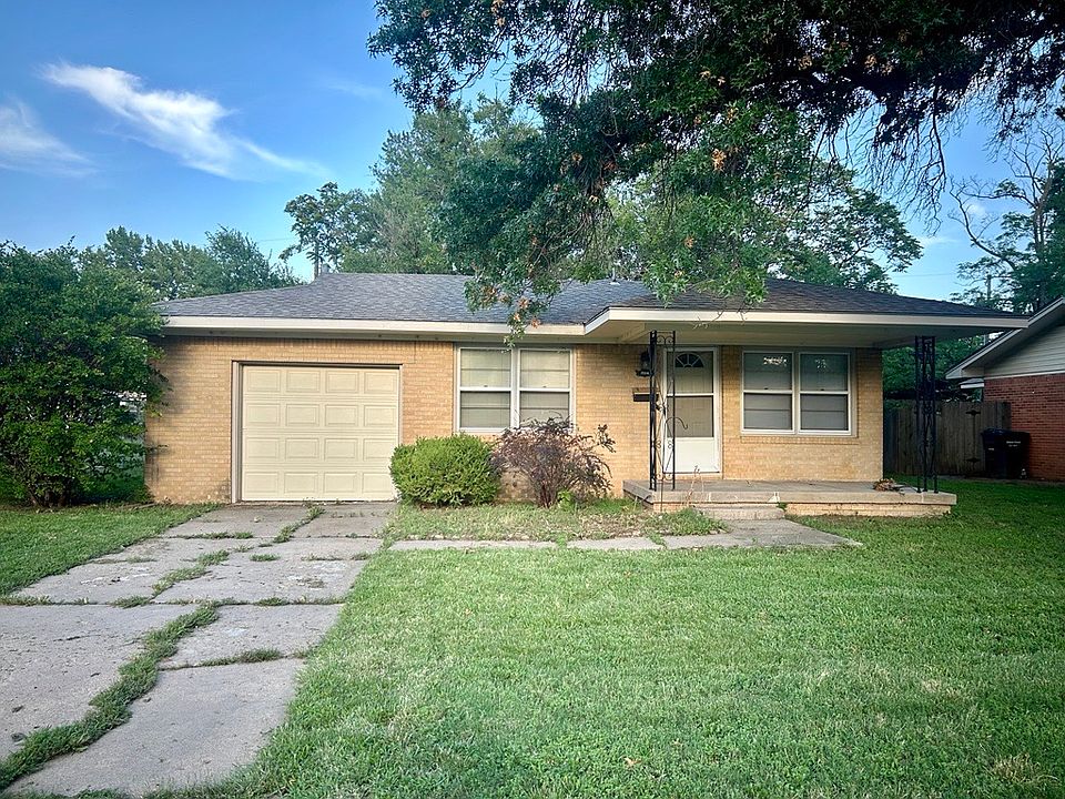 Brick ranch w/ 1-car garage