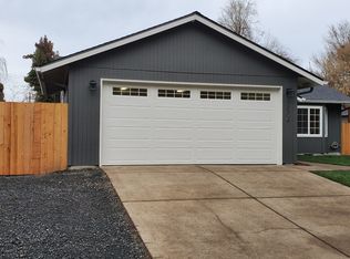 3504 S Redwood Dr, Springfield, OR 97478