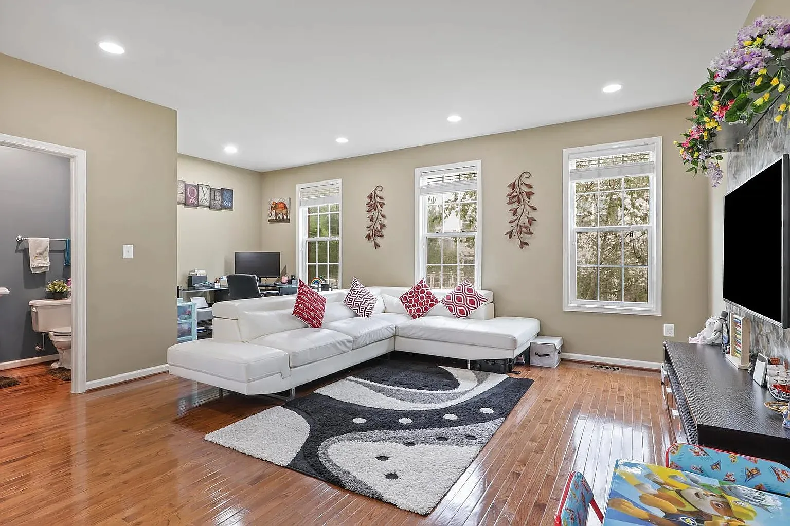 3 bed, 2400 sqft, $3,200 — Photo 1