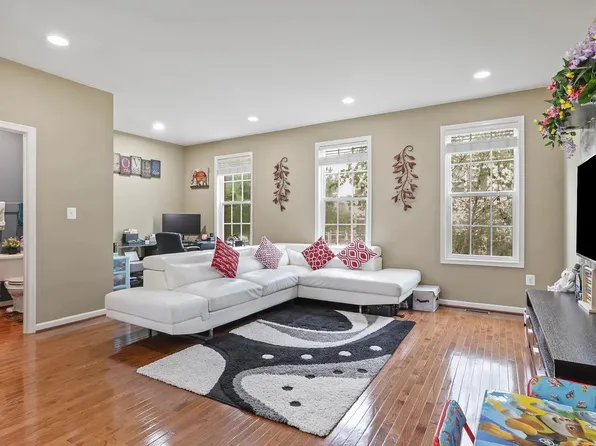 25097 Croxley Green Sq, Aldie, VA 20105