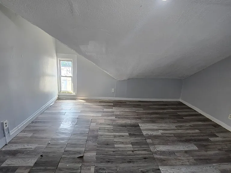 211 W 3rd St #A — Photo 7