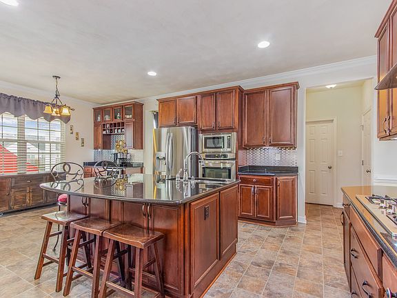 5th image of 827 Dawson Cir