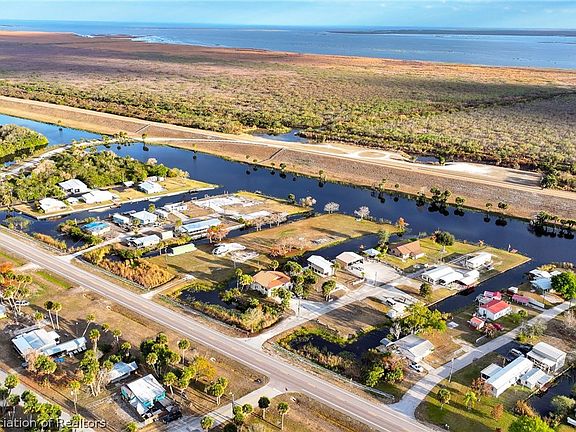 4th image of 1041 Pine Way