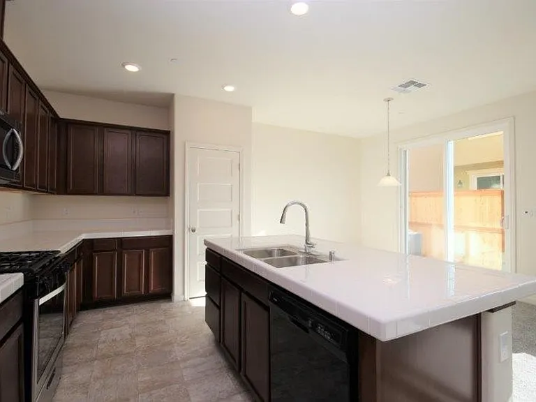 4800 Ocean Ln — Photo 6