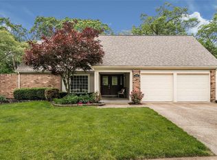 15421 Vineyard Ln, Chesterfield, MO