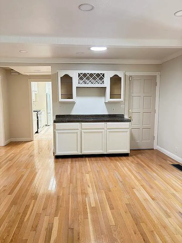 5 bed, 4.5 bath, 3036 sqft, $8,450 — Photo 3