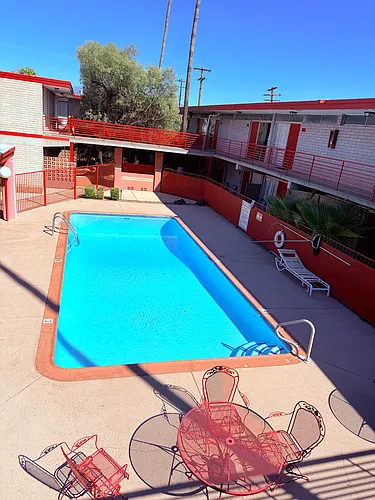 BROADWAY APARTMENTS Photo 1