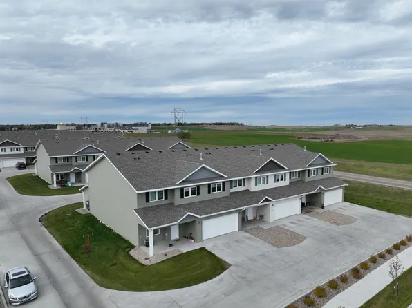 5645 E Niagara Dr, Bismarck, ND 58503