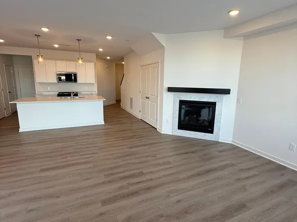 4788 Airlake Dr, Woodbury, MN 55129