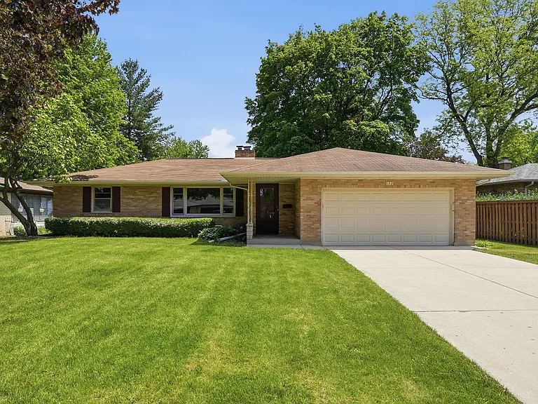 152 Crestwood Dr — Photo 1