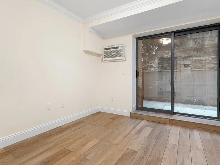 210 E 22nd St #GLB — Photo 5