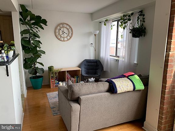 3rd image of 200-10 Lombard St #723