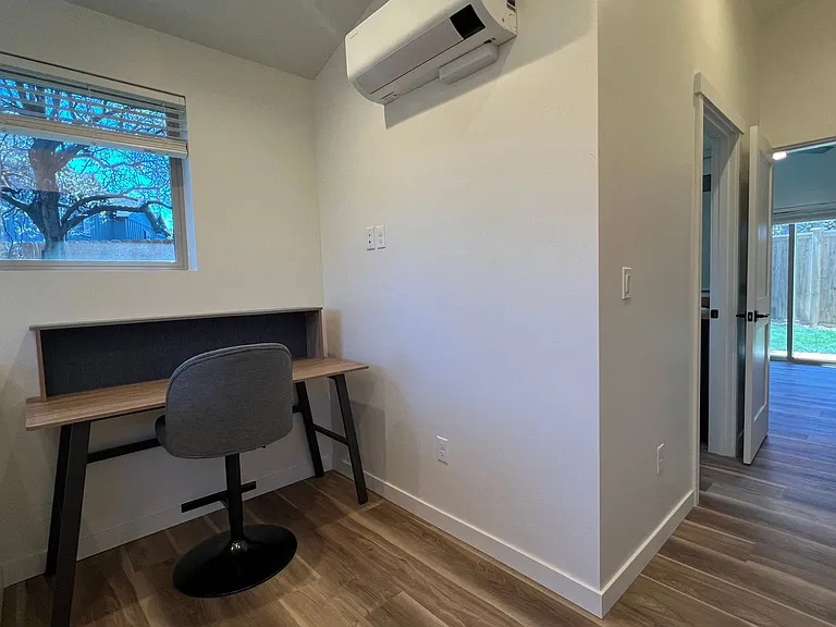 2014-2016 SW Reindeer Ave #2018 — Photo 6