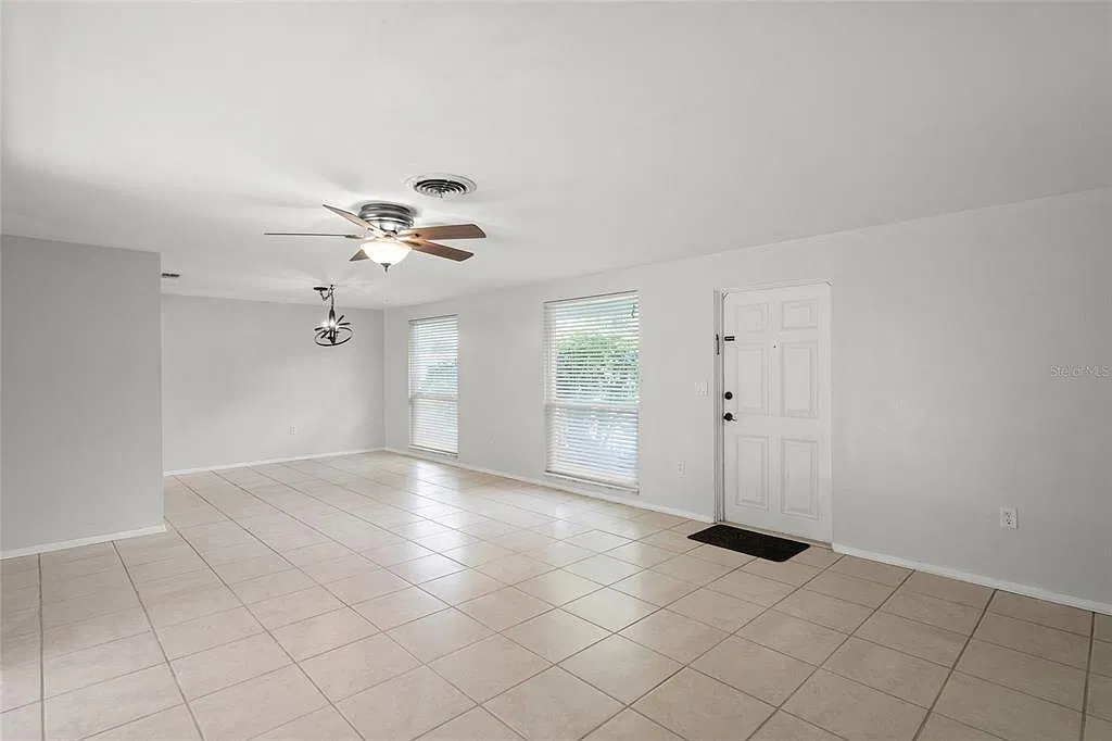 3 bed, 2.0 bath, 1393 sqft, $2,400 — Photo 2