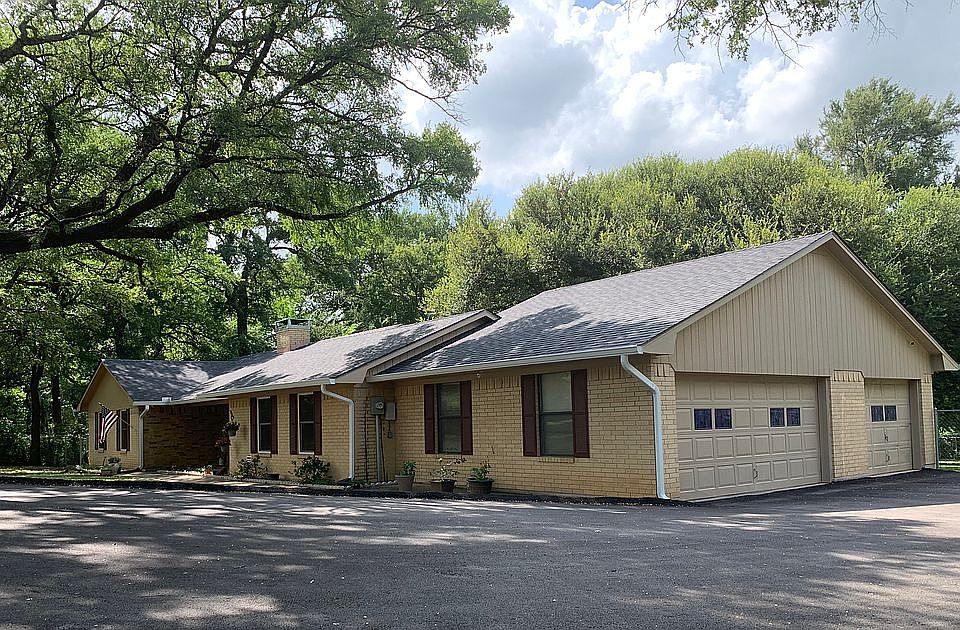 2nd image of 709 Country Club Rd