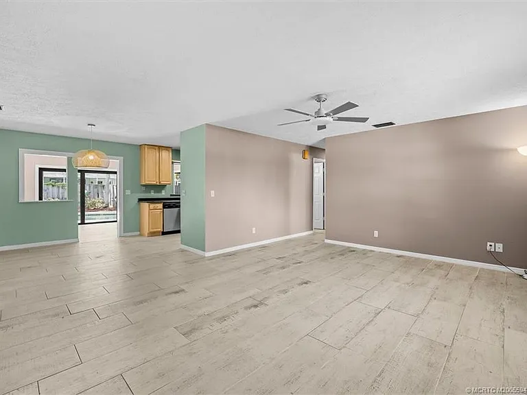 687 NE Maranta Terrado — Photo 9