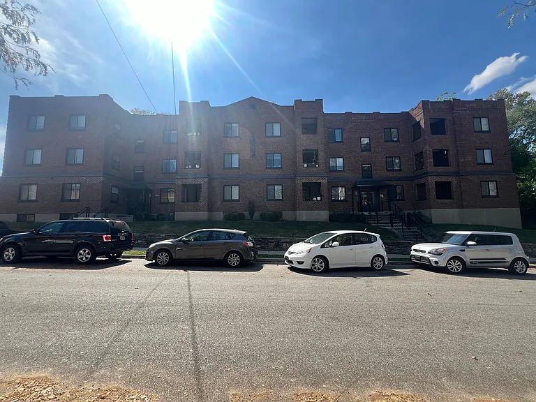 2621-2623 Woodburn Ave. — Photo 3