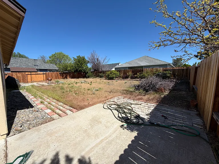 974 Hilltop Dr — Photo 4