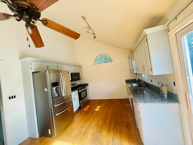 1704 NE Whitestone Dr — Photo 1
