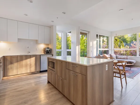 715 W 15th St Unit 107, North Vancouver, BC V7M 1T2