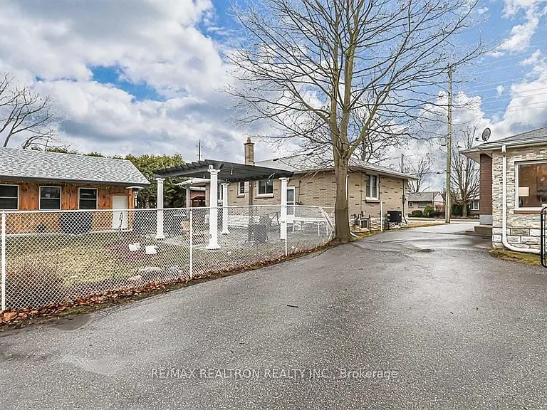 917 Henry St — Photo 24