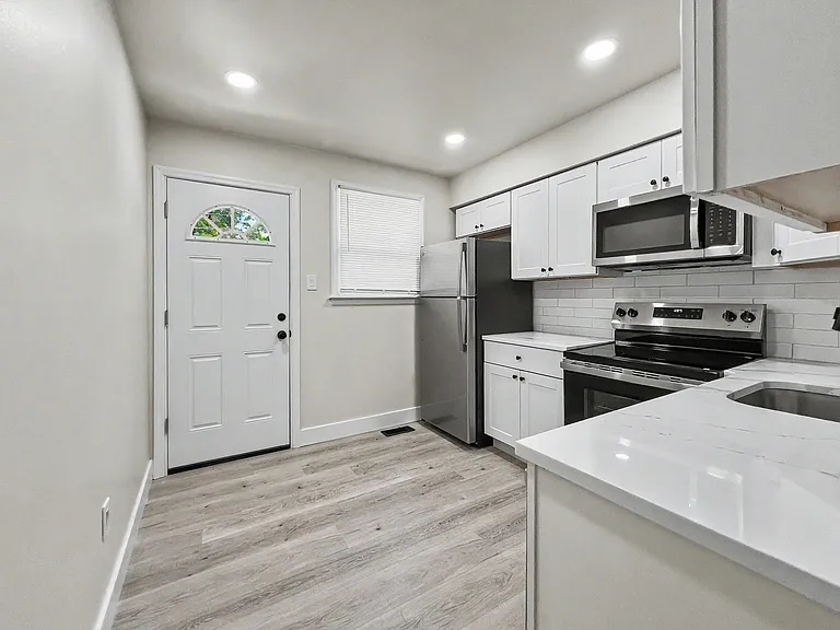200 E Maple Ave — Photo 30