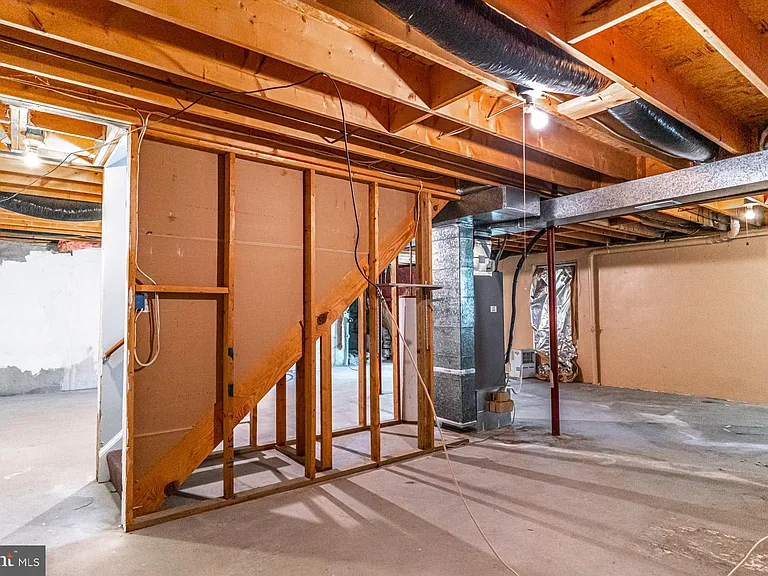 121 Nottingham Ct — Photo 39