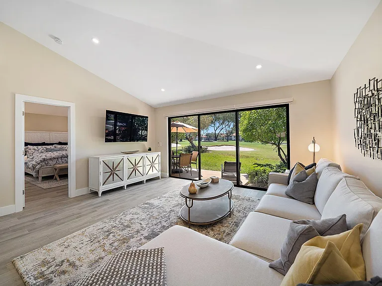 821 Club Dr — Photo 8
