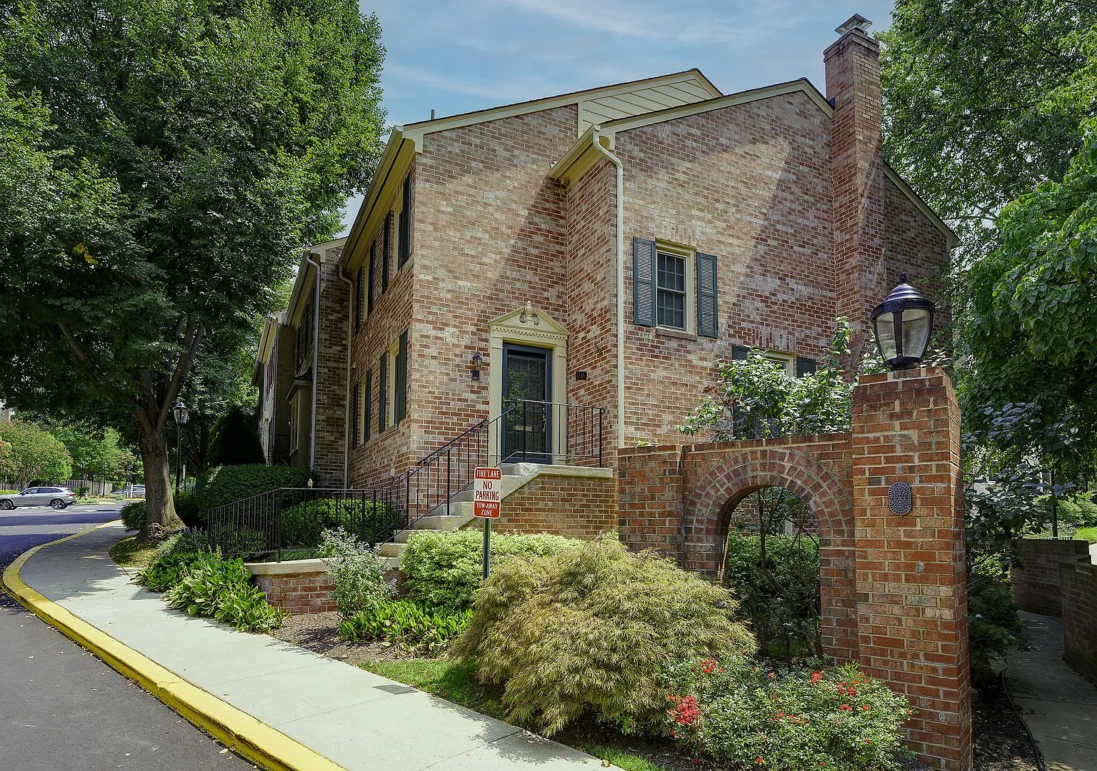 Superb End Unit 3 Br/2.5 Ba Town Home In Bethesda — Photo 1