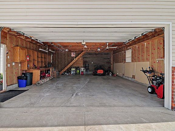 3rd image of 781 Hillside Ave SW