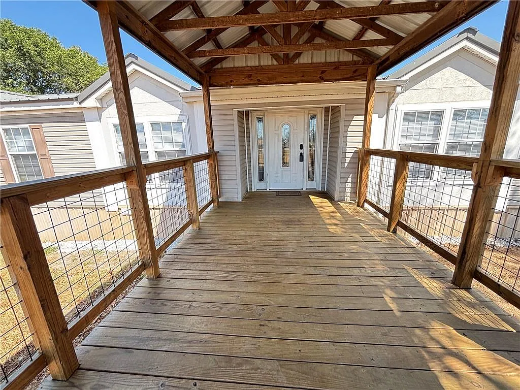 3 bed, 2128 sqft, $1,350 — Photo 2
