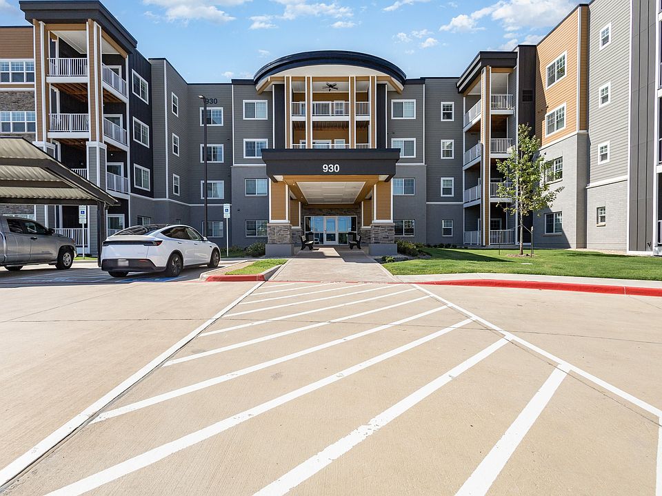 1st image of 930 Stockton Dr #206