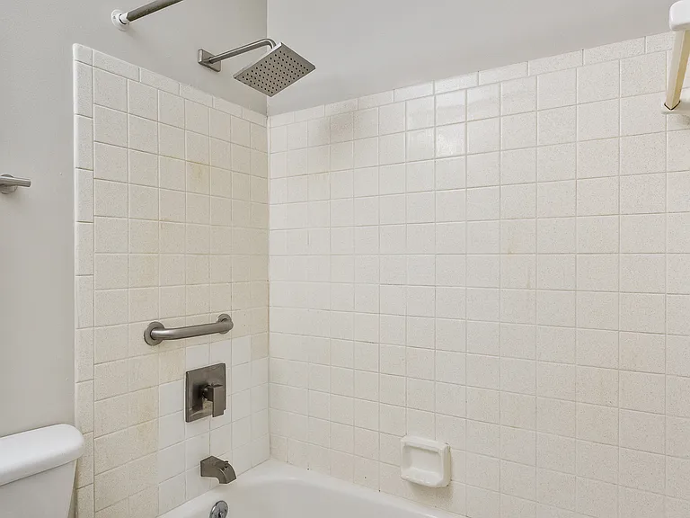 Green Valley Apartments — Photo 14