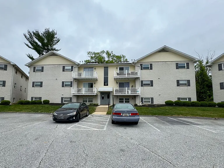 11 Warren Lodge Ct #B — Photo 2