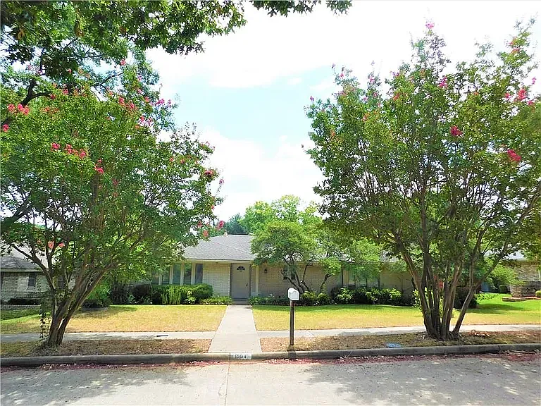 1508 Northcrest Dr — Photo 2