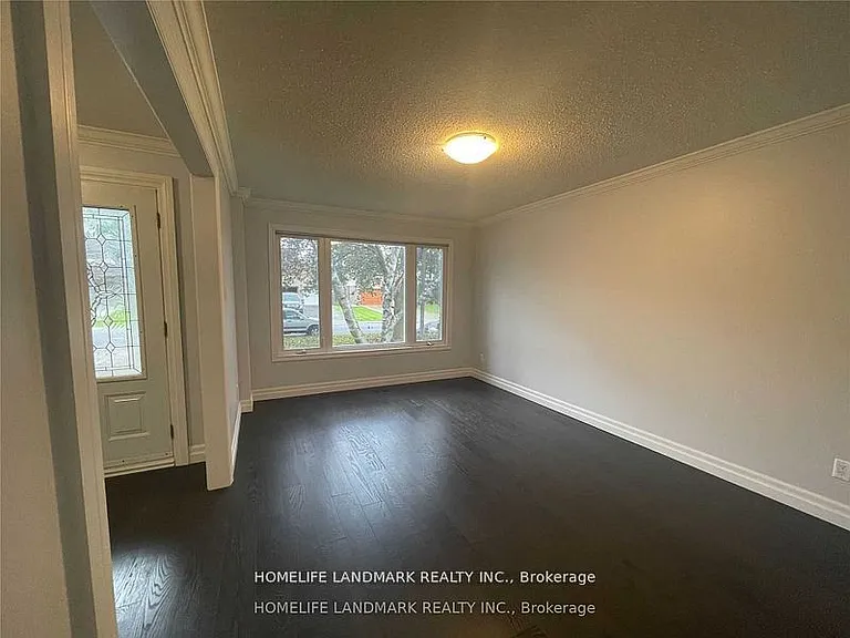 3 Padget Pl — Photo 2