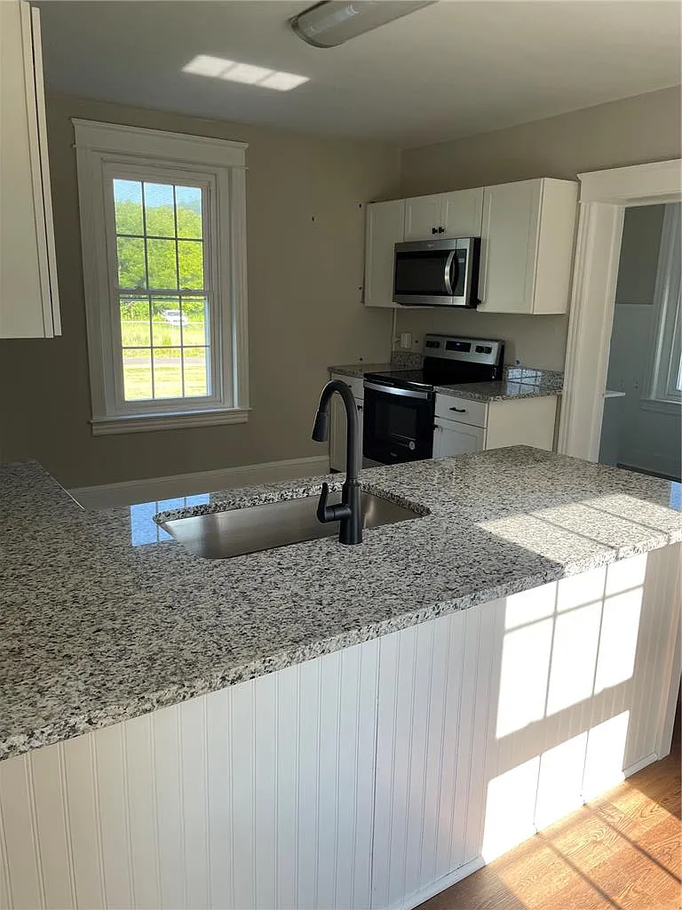 3 bed, 1.5 bath, 1700 sqft, $2,495 — Photo 3