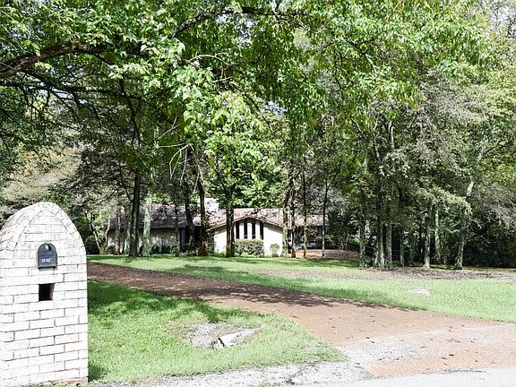4th image of 1085 Lakewood Dr