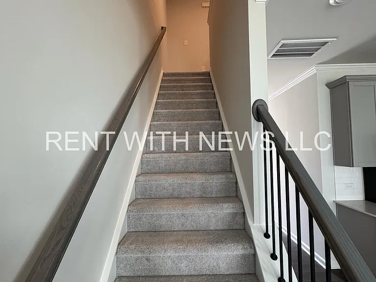 243 Paramount Dr — Photo 12