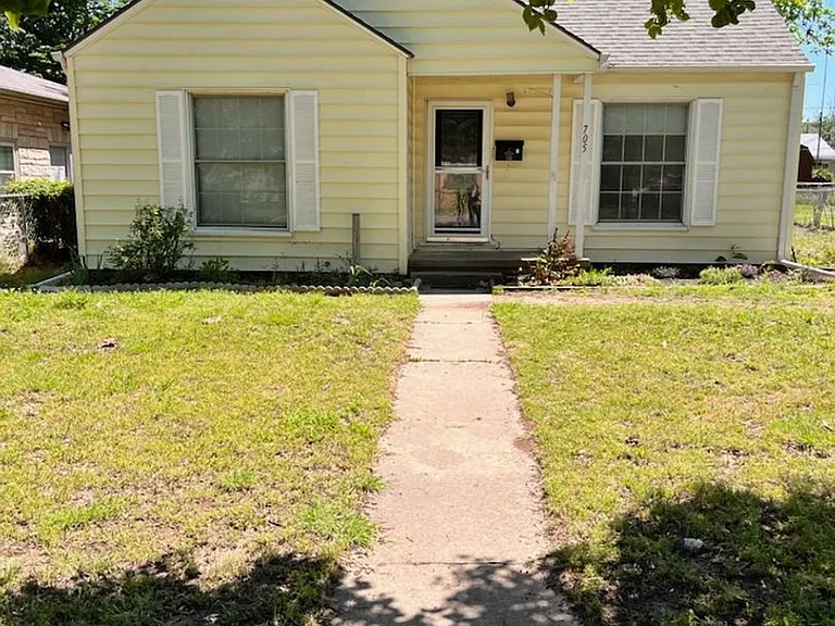 705 W Indiana Ave — Photo 1
