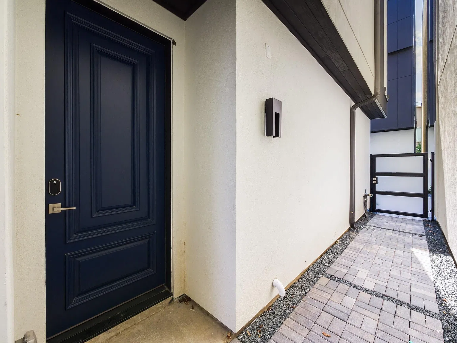 3 bed, 3.5 bath, 2361 sqft, $3,300 — Photo 3