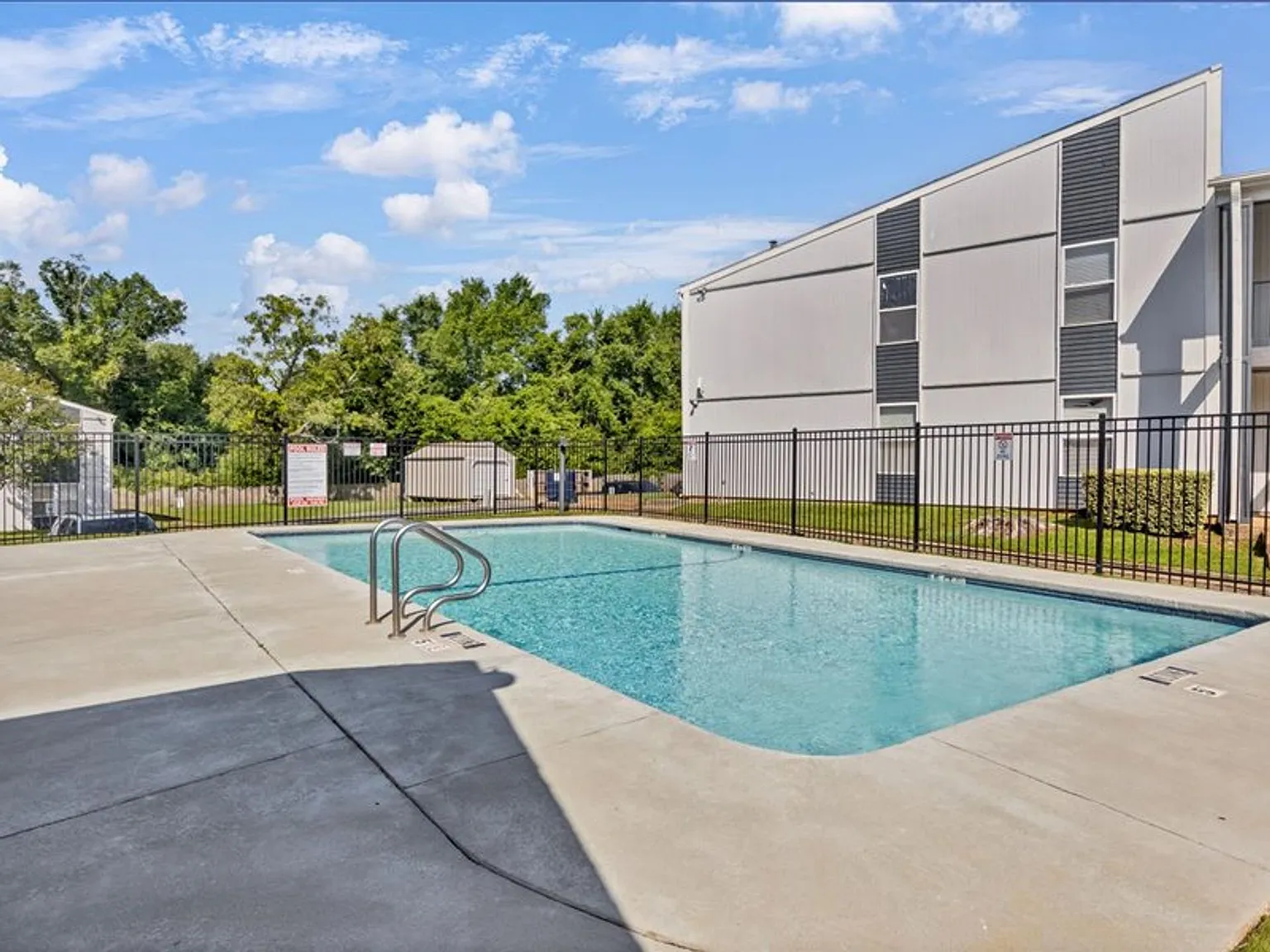 Whispering Pines Apartments — Photo 3