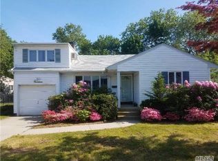 14 Gainsboro Ln, Syosset, NY 11791