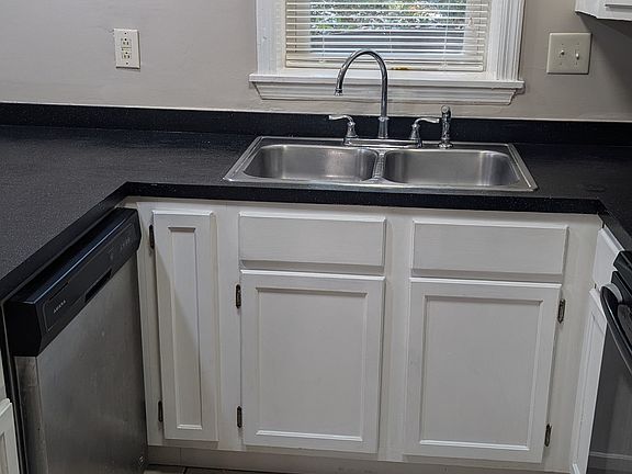 3rd image of 472 Woodview Dr