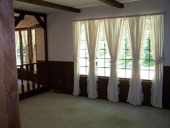 4th image of 323 Valley Dr