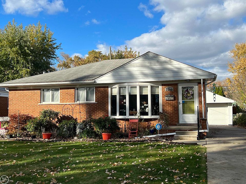 1st image of 21549 Lakebreeze St