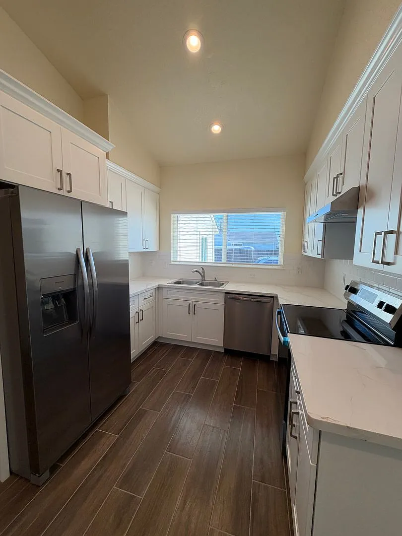 Updated 3 bedroom home — Photo 3