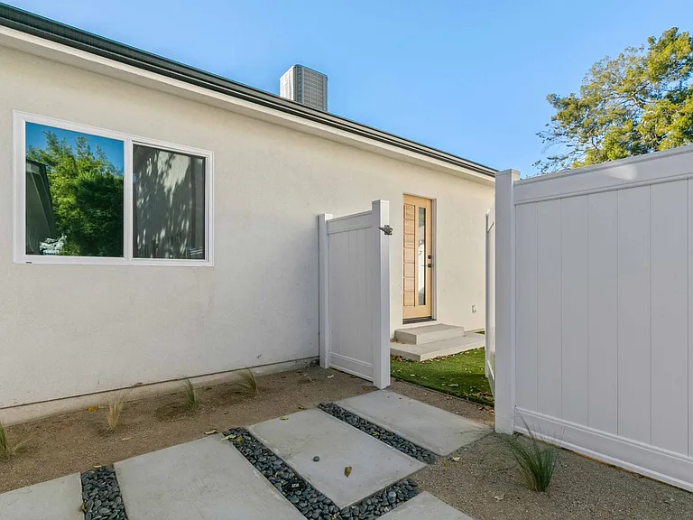 6842 Cedros Ave — Photo 28